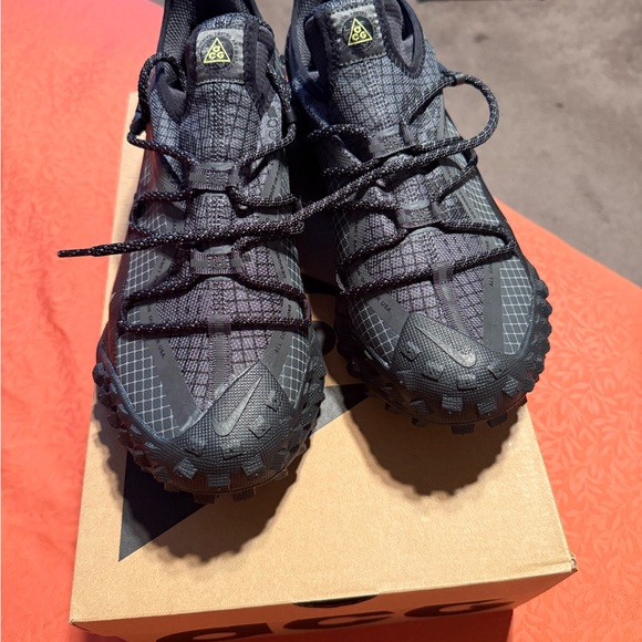 GORE-TEX Black and grey Athletic Shoes with Durable Design - Picture 3 of 5